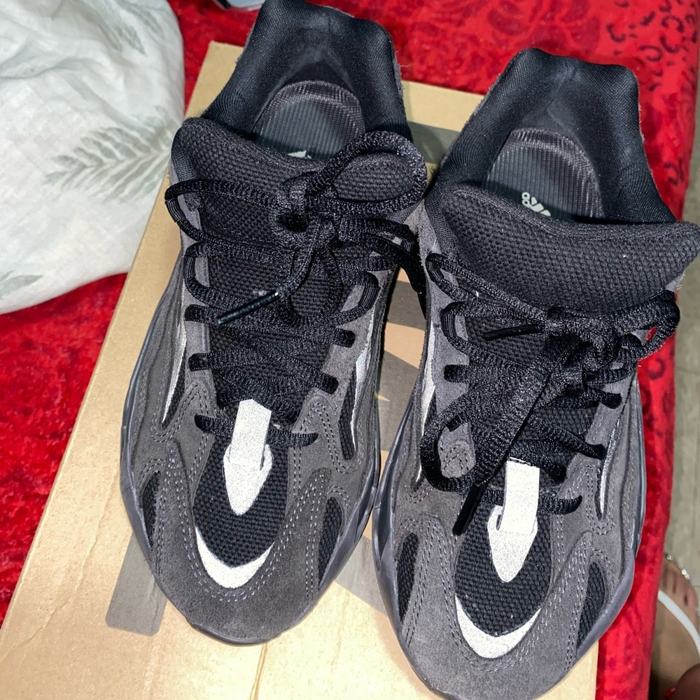YEEZY BOOST 700 V2 VANTA